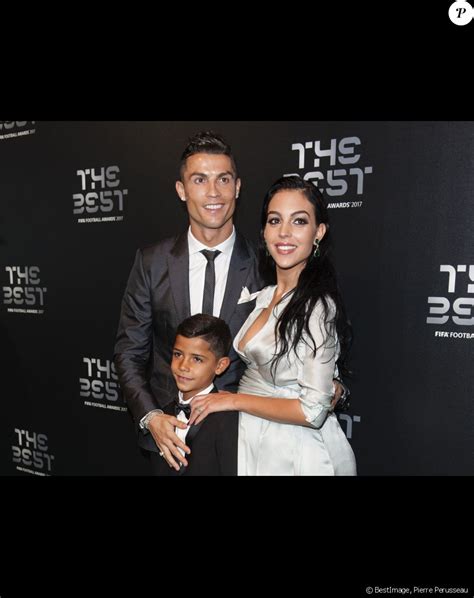 Cristiano Ronaldo Pose Torse Nu Avec Son Fils Cristiano Jr Presque