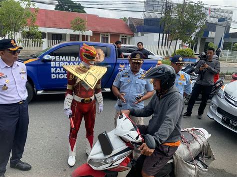 Pakai Cosplay Jadi Cara Unik Dishub Samarinda Tertibkan Parkir Liar