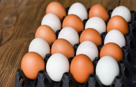 Ovos De Galinha Frescos E Ovos De Pato Em Caixa Sobre Fundo De Mesa De