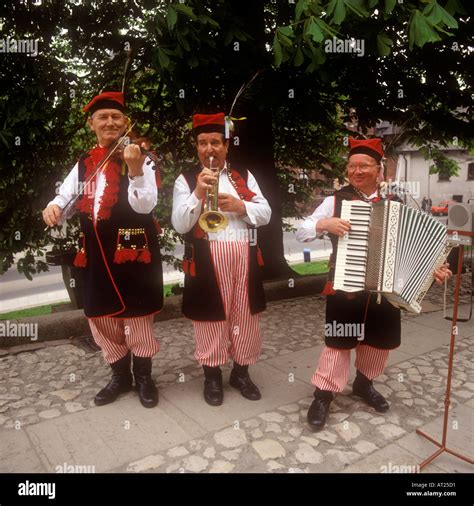 Krakow Poland Street Musicians Hi Res Stock Photography And Images Alamy