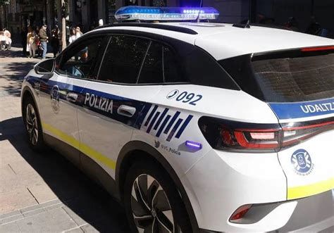 Polic A Local Y Ertzaintza Buscan A Un Hombre Por Intentar Agredir A Un