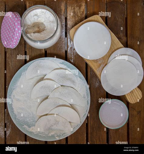 Making Chinese Dumplings Wonton Stock Photo Alamy