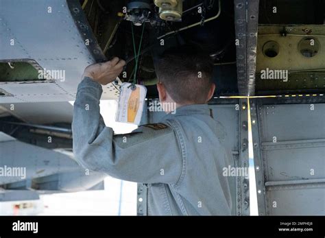 Ein Us Air Force Airman Der Dem Equipment Maintenance Squadron Von 355