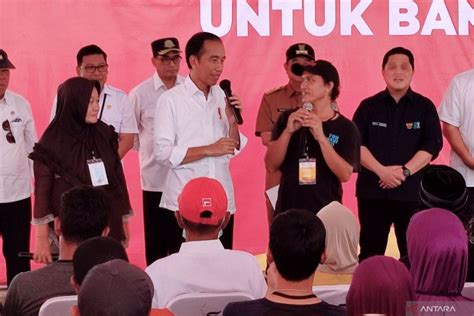 Presiden Jokowi Bagikan Paket Bantuan Pangan Beras Di Maros