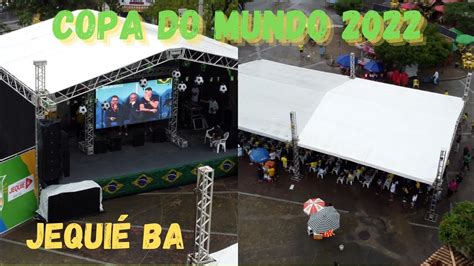 Muita chuva e poucos torcedores na praça para assistir o jogo da