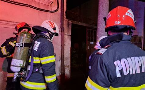 Incendiu într un bloc din Arad 22 de persoane au fost evacuate Doi