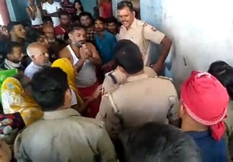 दबिश देने गई पुलिस से हिस्ट्रीशीटर ने की नोंकझोंक Melee Between Criminal And Police