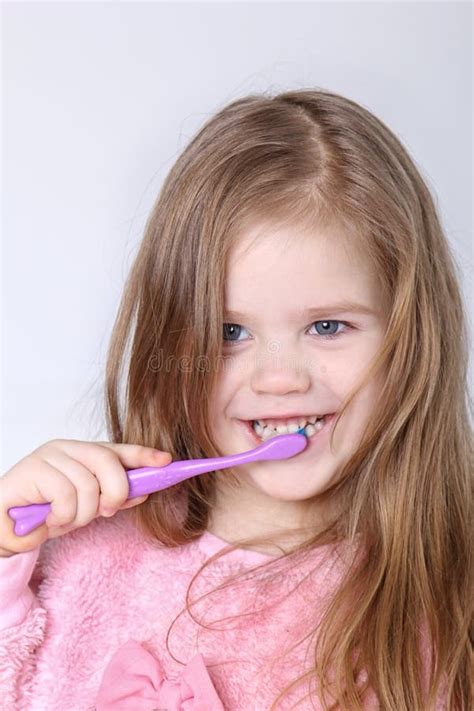 Une Petite Fille Blonde Mignonne Brosse Des Dents Image Stock Image Du Enfant Couleur