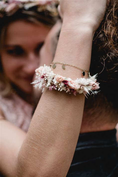 Blumenarmband Trauzeugin Auf Goldfarbenen Armreifen Gebunden In Zarten