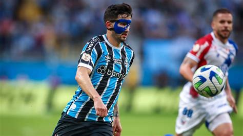 Volante do Grêmio surpreende e aparece a camisa de seleção