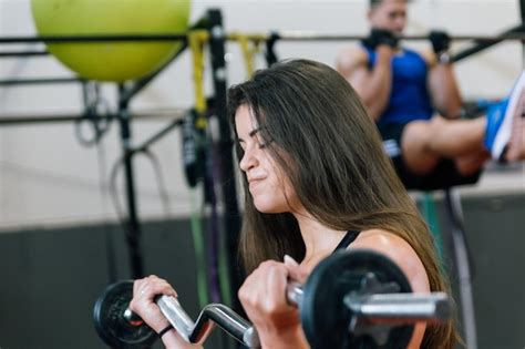 Mujer Joven Haciendo Ejercicio En El Gimnasio Foto Premium