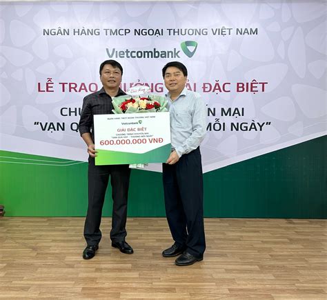 Một khách hàng trúng thưởng 600 triệu đồng tại Vietcombank Vũng Tàu