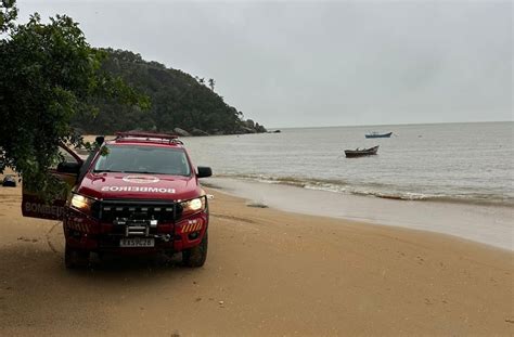 Cadáver é encontrado boiando na praia de Porto Belo Portal Menina