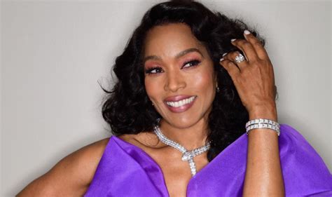 Angela Bassett Goes Viral Over Her Violet Moschino Gown At The 2023 Oscars Page 4 Of 6