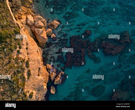 Vue aérienne de rochers dans la mer Sommaire des fonds marins vu de