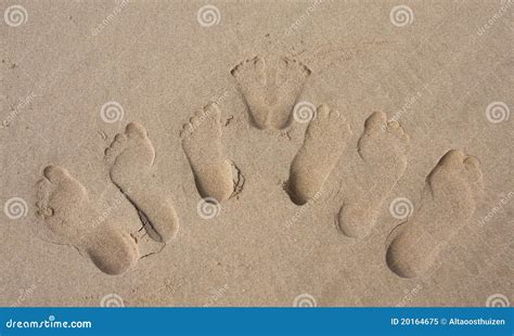 Abdr Cke Einer Familie Im Sand Auf Strand Stockbild Bild Von K Ste