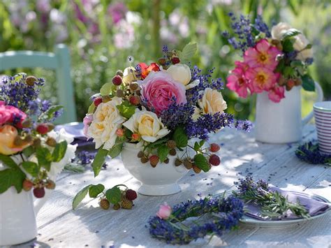 Sommerliche Tischdeko Mit Rosen Bild Kaufen