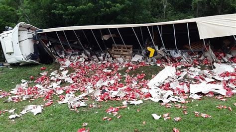 Caminh O Latas De Cerveja Tomba E Congestiona A Via Dutra Em Volta