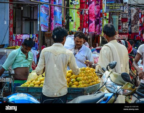 Mangoes Tray High Resolution Stock Photography And Images Alamy