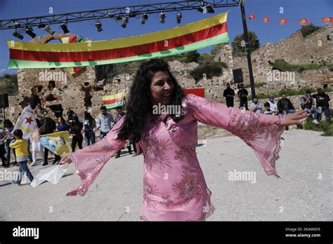 Un Kurdo Celebra El De Marzo De El Nowruz El Festival Del A O