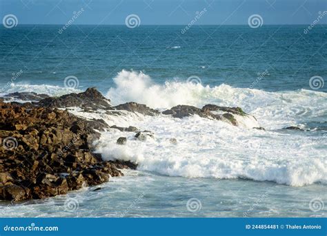 Ondas Do Mar Quebrando Nas Rochas Da Praia Imagem De Stock Imagem De