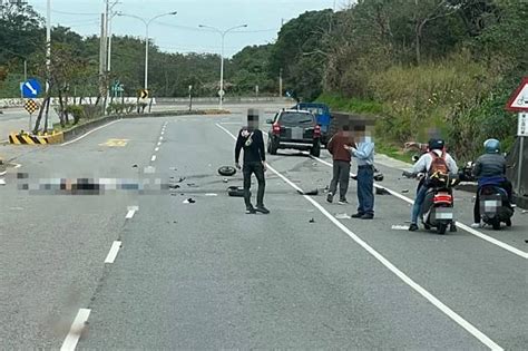 苗栗男騎士閃車失控衝撞對向汽車 車殼爆裂只剩骨架釀1死1重傷 上報 Line Today