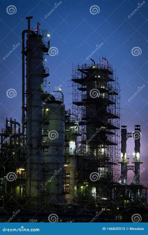 Torre De La Columna En Planta Petroqu Mica En El Crep Sculo Imagen De