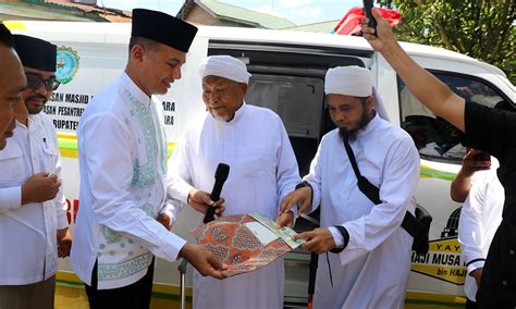 Ijeck Serahkan Mobil Ambulance Ke Ponpes Raudlatul Ulum Mobil