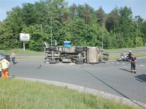 Wywrotka śmieciarki na rondzie Szczakiela w Opolu Są utrudnienia