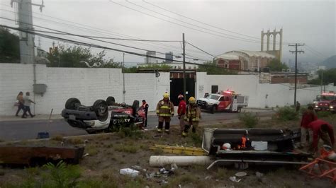 Aparatoso Choque Entre Camionetas Termina En Volcadura En Bulevar