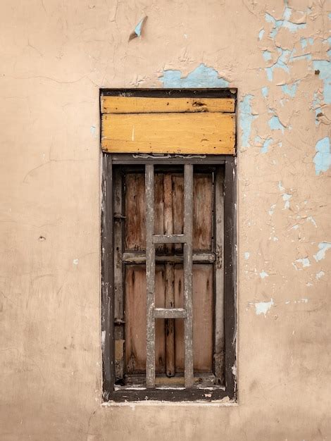 Janela De Madeira Caseira Instalada Na Parede De Uma Casa Velha Foto