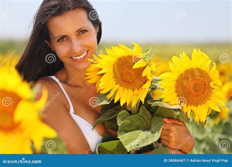 Mujer Joven Feliz Que Sostiene Los Girasoles Imagen De Archivo Imagen