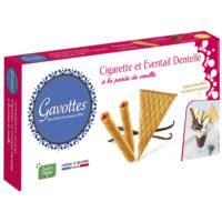 Assortiment dessert cigarette et éventail dentelle à la pointe de