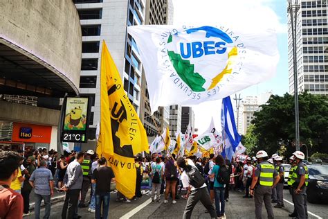 Greve da Educação pede revogação do novo ensino médio Vermelho