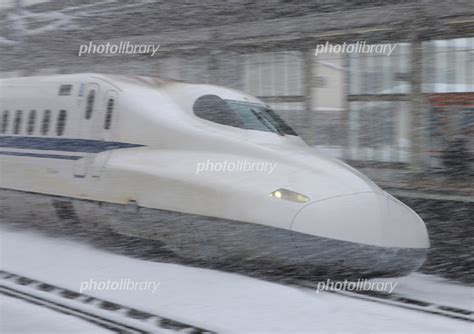 雪の米原駅を通過するn700系のぞみ 写真素材 [ 7054401 ] フォトライブラリー Photolibrary