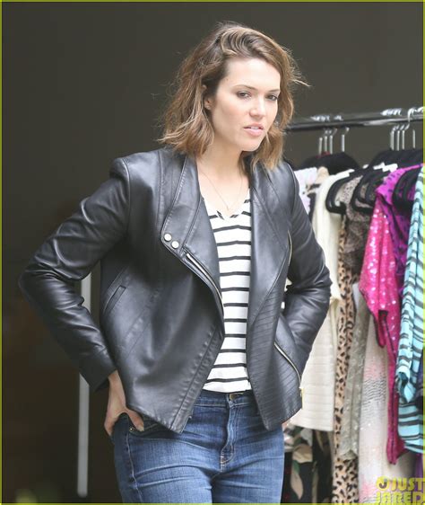 Mandy Moore Lends A Helping Hand At Her Friend S Yard Sale Photo 3121809 Mandy Moore