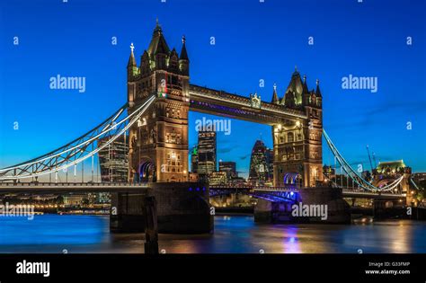 An Der Tower Bridge In London Stockfotos Und Bilder Kaufen Alamy