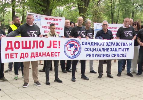 BURNO U BANJOJ LUCI Radnici u zdravstvu na protestima traže veće