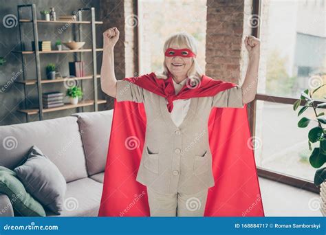 Portrait D Elle Elle Rouge De Port De Gran Belle Excellente Heureuse Grisonnantes Gay Gay