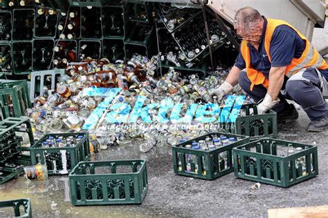 Tausende Flaschen Fl Ssiges Obst Landen Auf Fahrbahn Langer Stau Bis