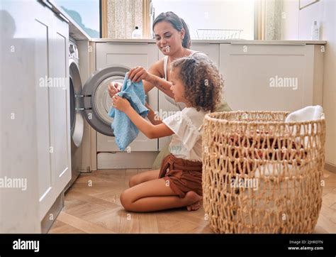 Une Jeune M Re Hispanique Et Sa Fille Trient Du Linge Sale Dans La