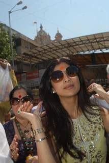 Shilpa Shetty Snapped At Siddhivinayak Temple Photo