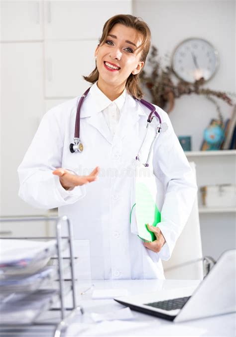 Una Doctora Amigable Invita Al Paciente A Ir Al Consultorio Foto De