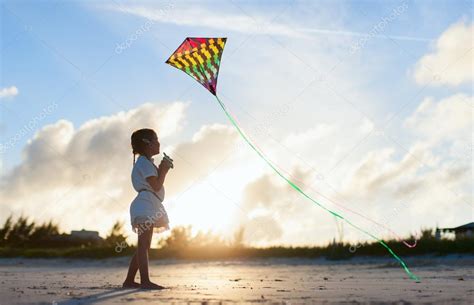 Niña volando cometa niña volando una cometa Foto de stock