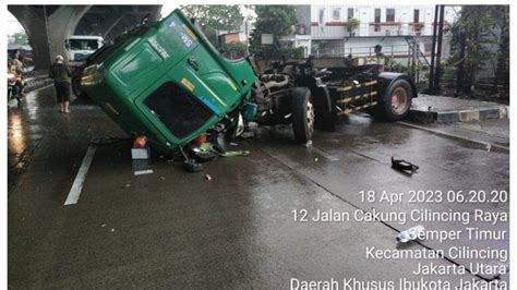 Kecelakaan Hari Ini Di Jalan Kramat Raya Minibus Tabrak Separator