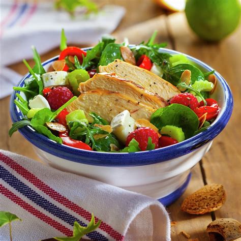 Ensalada Verde Con Pollo Y Frambuesas Frescura Color Y Sabor En Cada