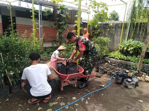 Ajak Masyarakat Manfaatkan Lahan Kosong Babinsa Karang Baru Bersama