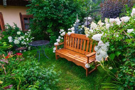 Giardino Nel Cortile Di Una Casa Di Campagna Con Una Panchina Di Legno