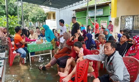 Warga Menganti Gresik Tetap Nyoblos Meski Dikepung Banjir