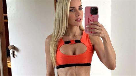 Monique Alfradique faz selfie no espelho conjunto laranja Lindíssima